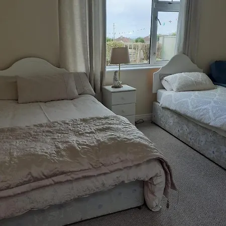 B&B Lough Gill Lodge Bnb Twin Rm 6 - 1 Double And 1 Single Bed 슬라이고