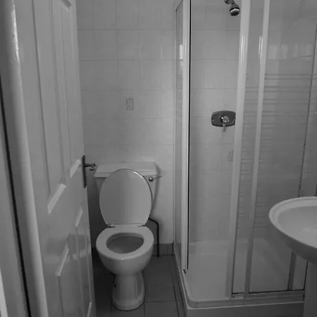 B&B Lough Gill Lodge Bnb Twin Rm 6 - 1 Double And 1 Single Bed 슬라이고